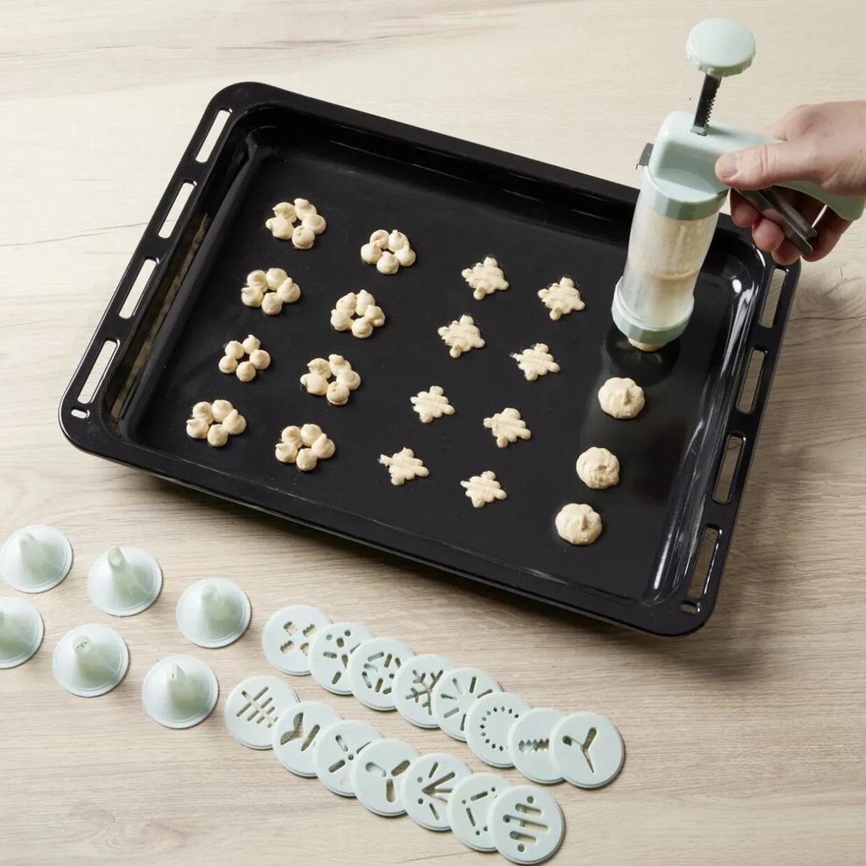 Presse à biscuits sucrés/salés 16 disques et 6 douilles^Gifi Clearance