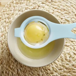 Séparateur blanc d'oeuf plastique bleu ou rose^Gifi